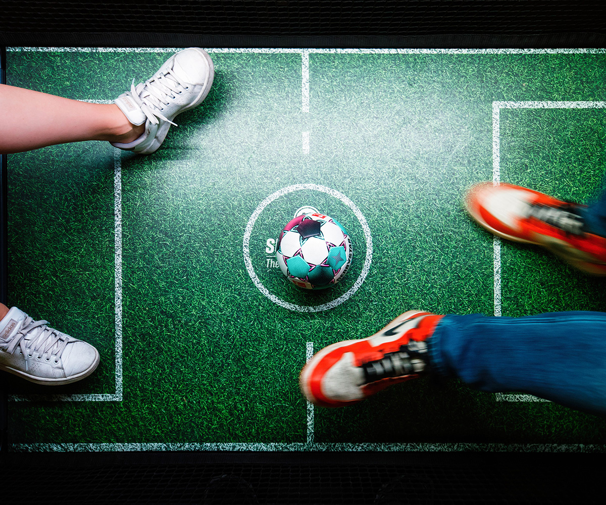 Dribbling-Challenge im Telekom-Branding